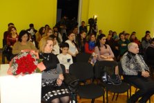 Весенние поздравления в Баку (ФОТО)