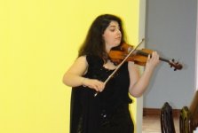 Весенние поздравления в Баку (ФОТО)