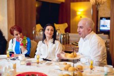 "Не выглядеть молодым, а быть молодым" - интересная встреча в Баку (ФОТО, ВИДЕО)