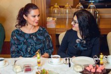 "Не выглядеть молодым, а быть молодым" - интересная встреча в Баку (ФОТО, ВИДЕО)