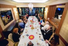 "Не выглядеть молодым, а быть молодым" - интересная встреча в Баку (ФОТО, ВИДЕО)