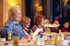 "Не выглядеть молодым, а быть молодым" - интересная встреча в Баку (ФОТО, ВИДЕО)