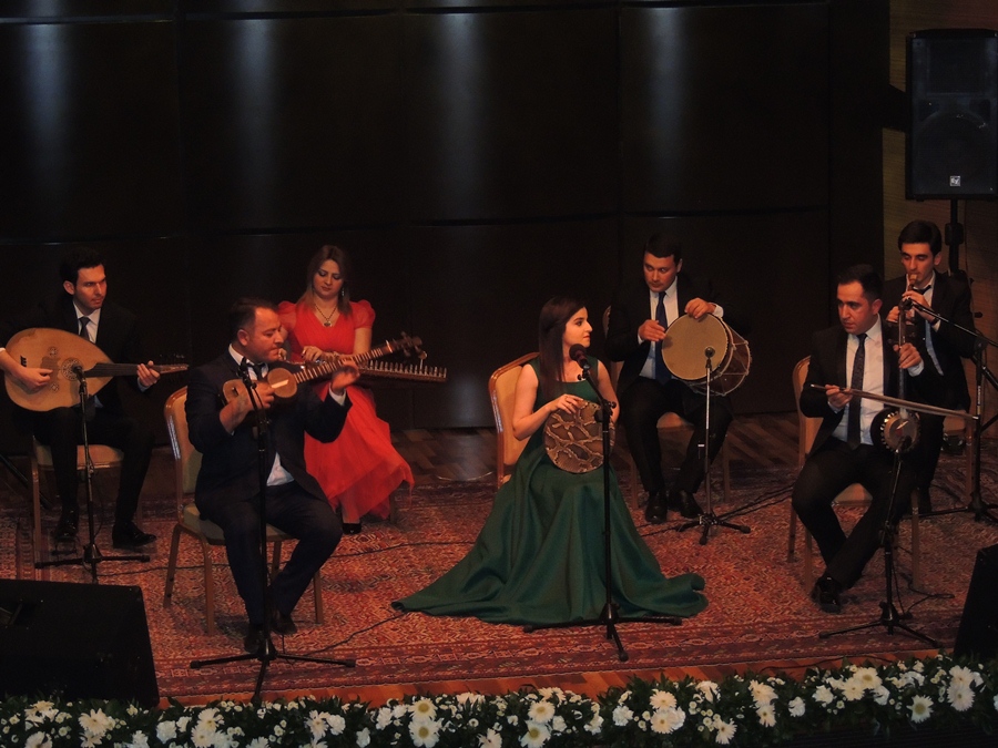 8 Марта и "Йель чершенбеси" - праздничный вечер в Баку  (ФОТО)