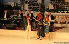 8 поцелуев Рафаэля и Джошгуна, или Как надо любить и уважать женщин (ФОТО)