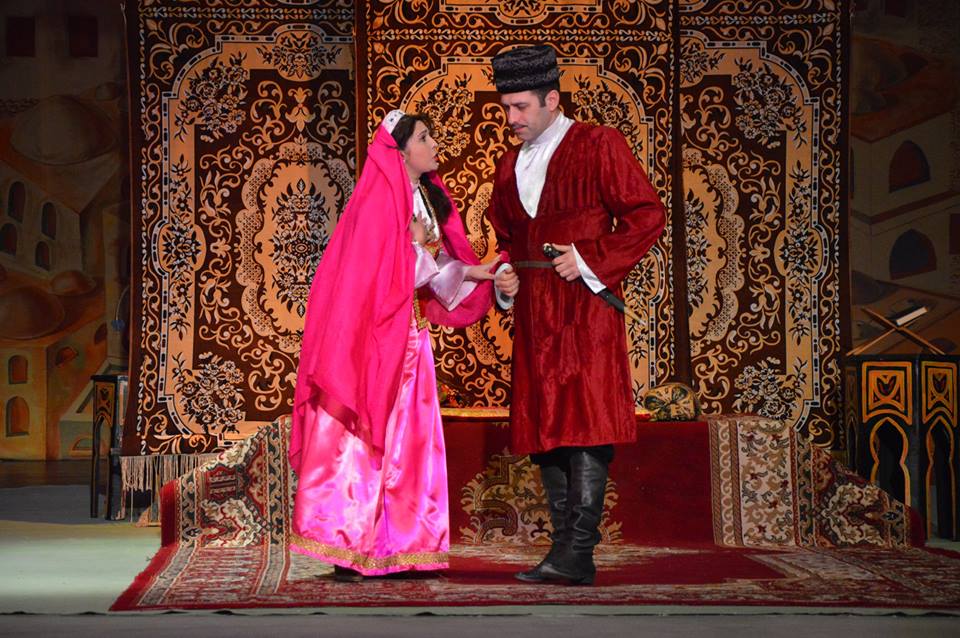 Азербайджанские актеры отметили День национального театра (ФОТО)