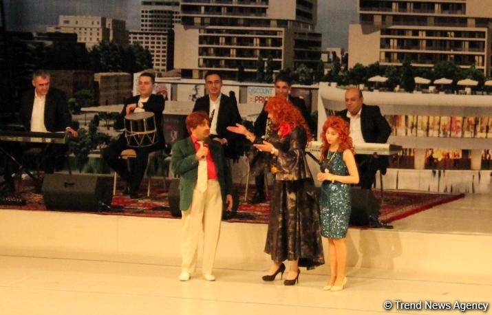 8 поцелуев Рафаэля и Джошгуна, или Как надо любить и уважать женщин (ФОТО)