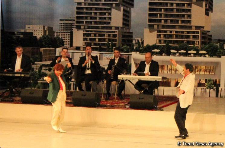 8 поцелуев Рафаэля и Джошгуна, или Как надо любить и уважать женщин (ФОТО)