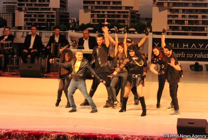 8 поцелуев Рафаэля и Джошгуна, или Как надо любить и уважать женщин (ФОТО)