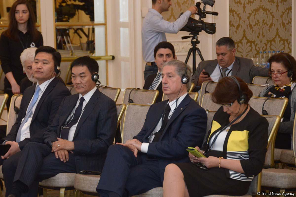 IV Глобальный Бакинский форум продолжает свою работу (ФОТО)