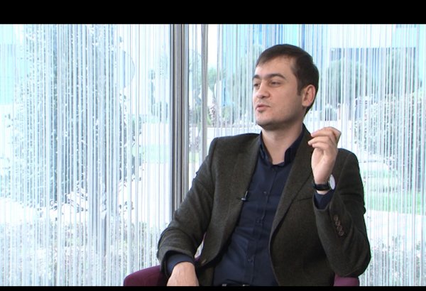 Певец Эмиль Бадалов отстал от технологического века (ФОТО)