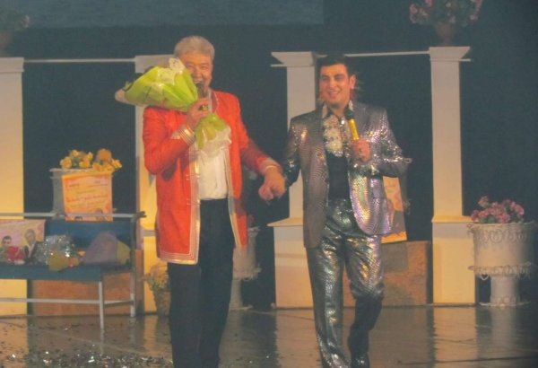 Азербайджанский певец и актер поздравил российских женщин (ФОТО)