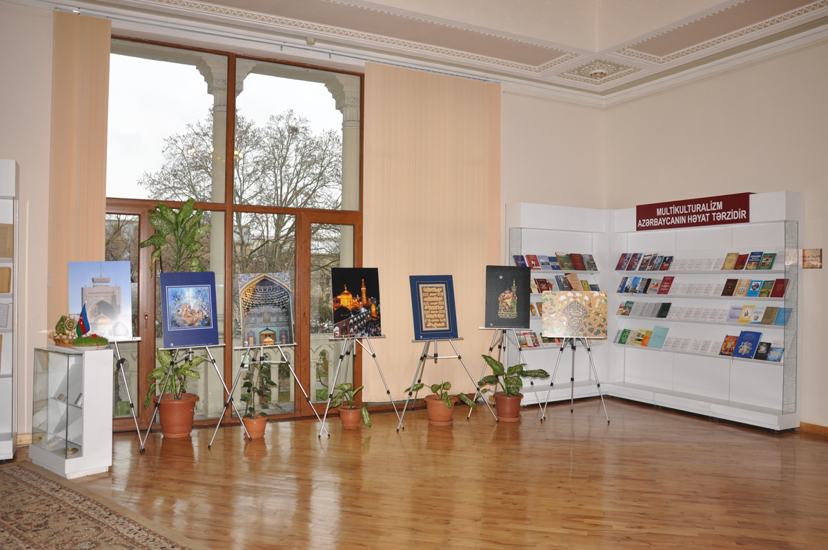 В Баку открылась выставка древних изданий Корана (ФОТО)