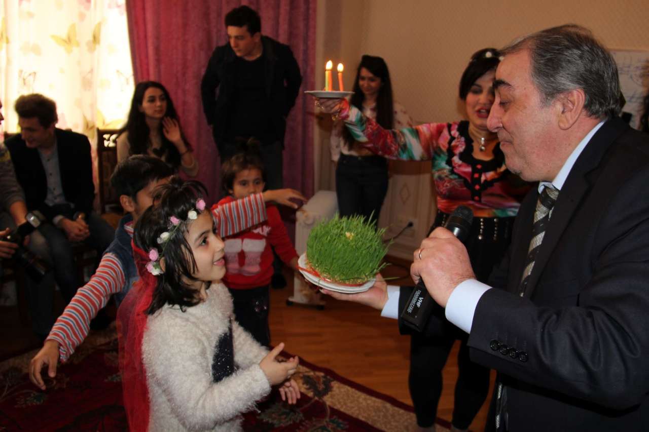 Азербайджанские актеры порадовали детей на праздник Новруз (ФОТО)