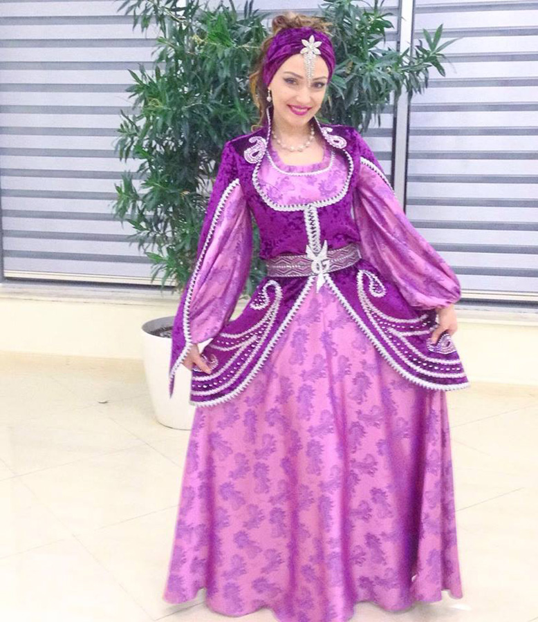 Азербайджанские телезвезды в национальных костюмах встречают Новруз (ФОТО)