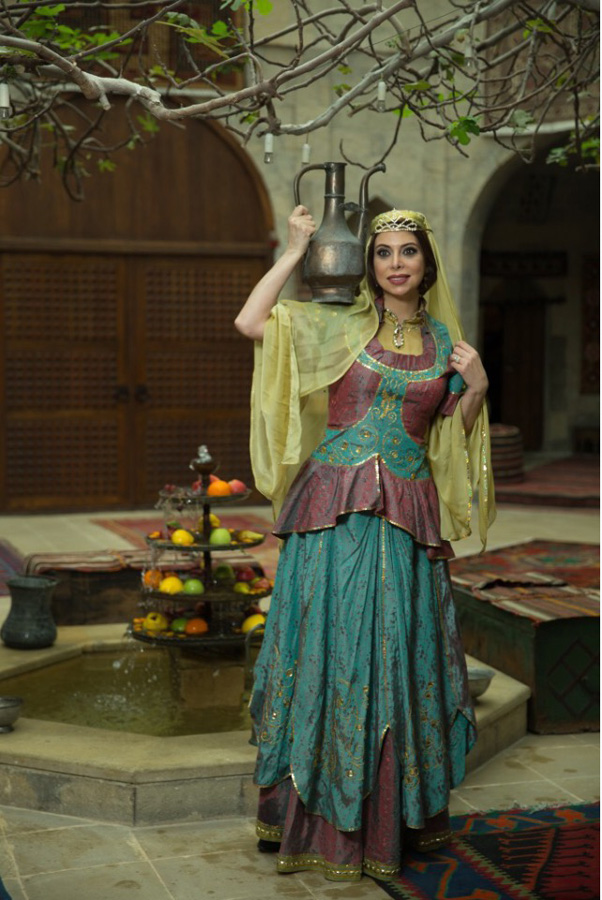 Азербайджанские телезвезды в национальных костюмах встречают Новруз (ФОТО)