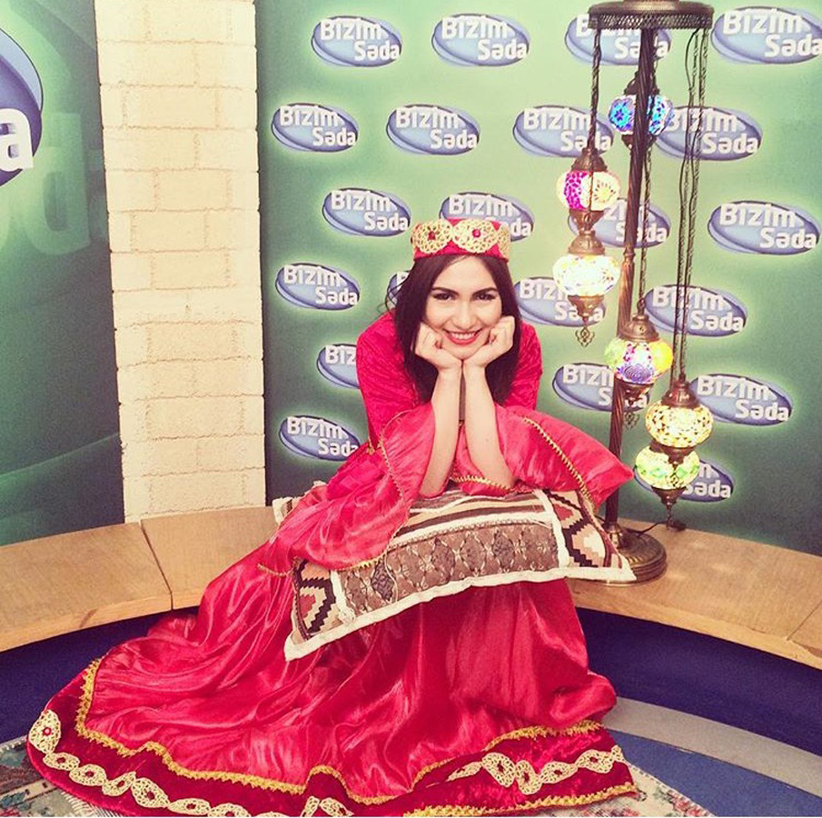 Азербайджанские телезвезды в национальных костюмах встречают Новруз (ФОТО)