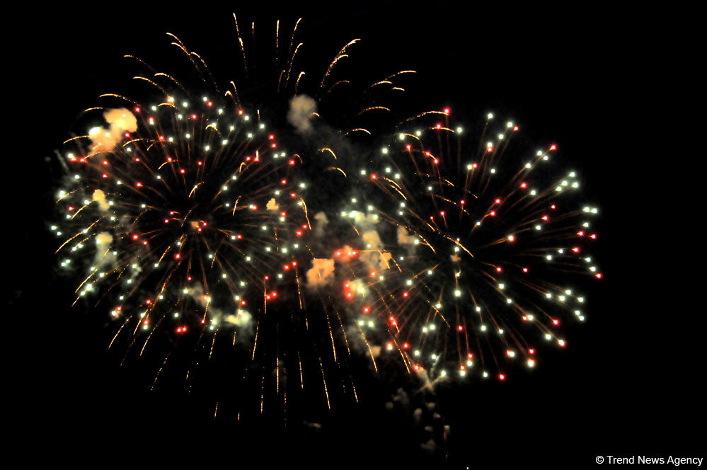 В Баку состоялся фейерверк по случаю праздника Новруз (ФОТО)