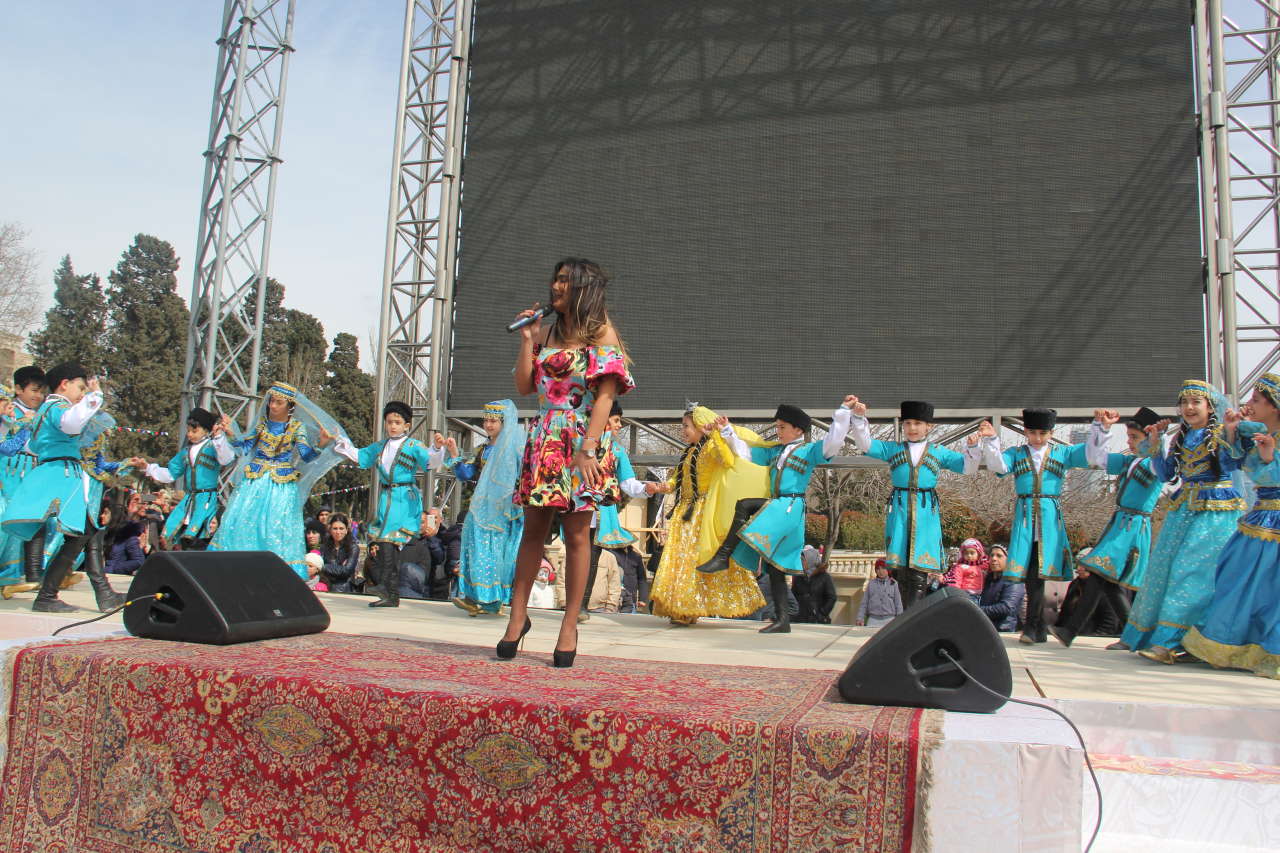 Бакинцы весело встречают Новруз (ФОТО) (ФОТО)