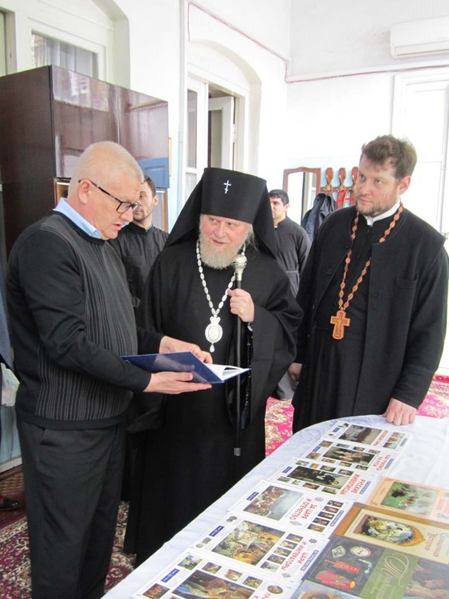 Книжные подарки от представительства "Россотрудничества" в Азербайджане (ФОТО)