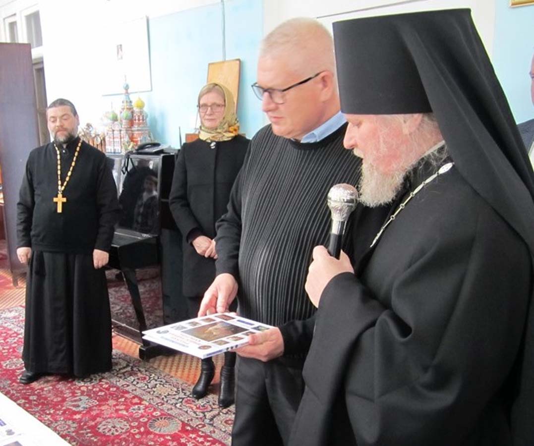 Книжные подарки от представительства "Россотрудничества" в Азербайджане (ФОТО)