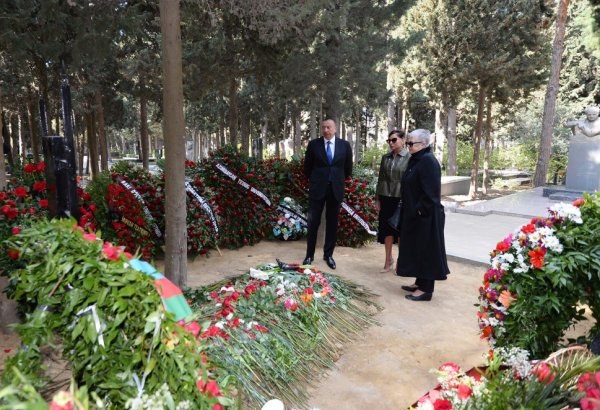 Президент Азербайджана и его супруга посетили могилу народного писателя Магсуда Ибрагимбекова