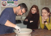 Мастер-класс израильского художника в Баку: керамика и мотивы азербайджанского ковра (ФОТО)