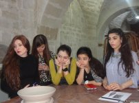 Мастер-класс израильского художника в Баку: керамика и мотивы азербайджанского ковра (ФОТО)