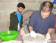 Мастер-класс израильского художника в Баку: керамика и мотивы азербайджанского ковра (ФОТО)