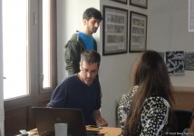 Мастер-класс израильского художника в Баку: керамика и мотивы азербайджанского ковра (ФОТО)