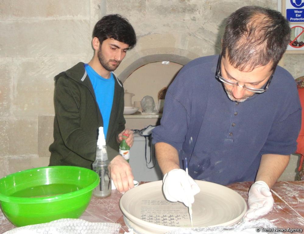 Мастер-класс израильского художника в Баку: керамика и мотивы азербайджанского ковра (ФОТО)