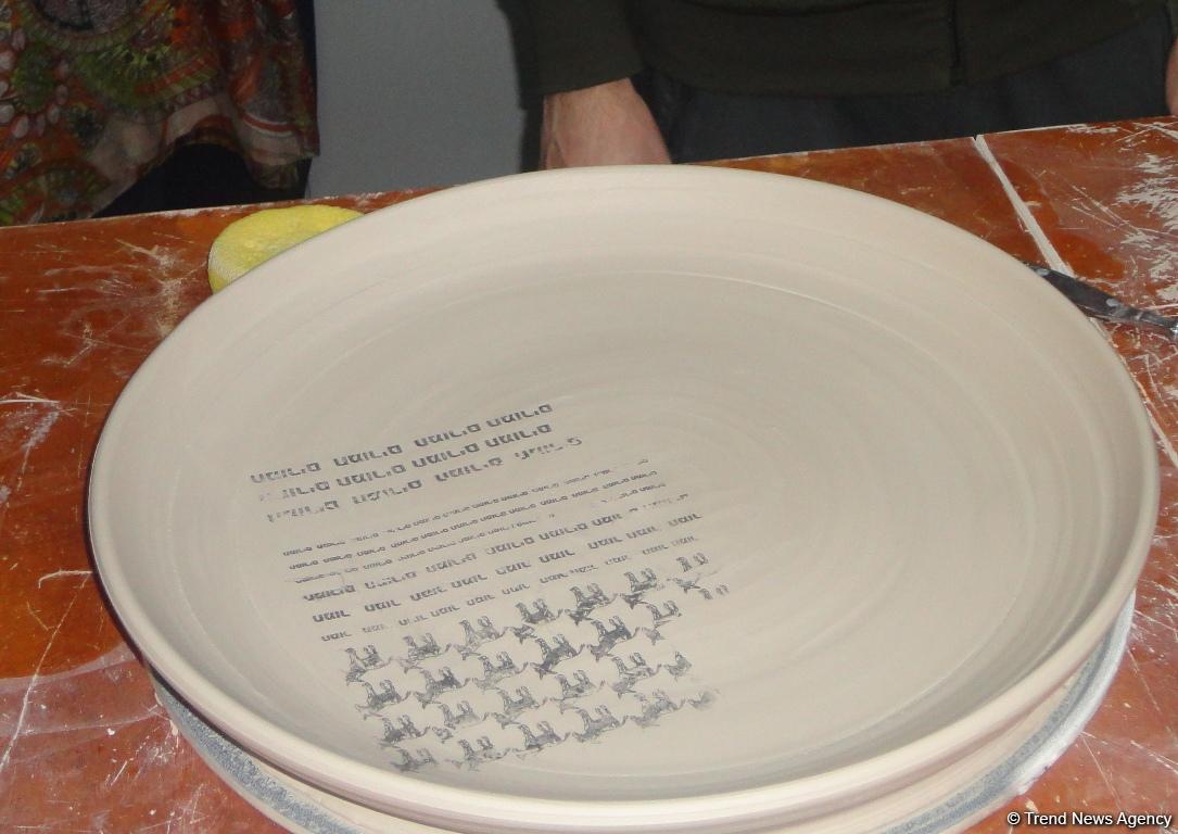 Мастер-класс израильского художника в Баку: керамика и мотивы азербайджанского ковра (ФОТО)