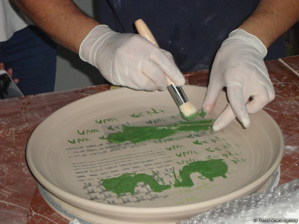 Мастер-класс израильского художника в Баку: керамика и мотивы азербайджанского ковра (ФОТО)