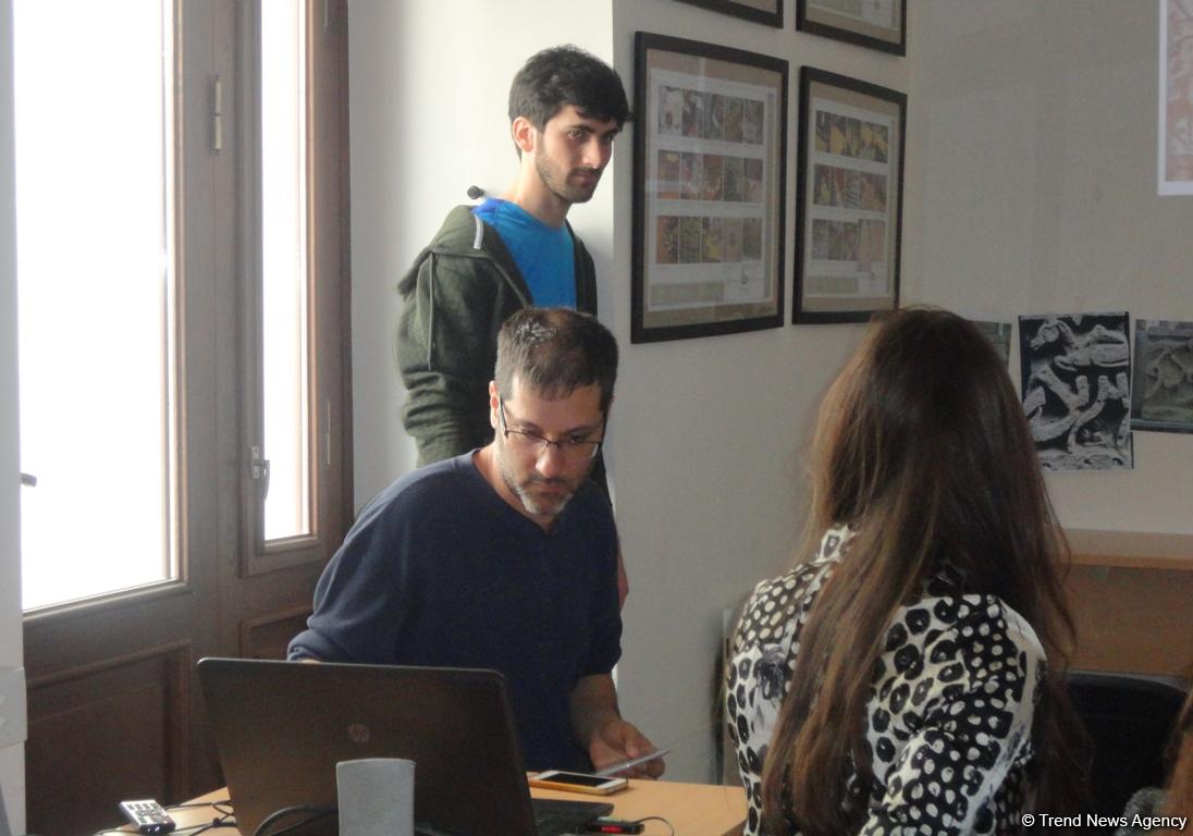 Мастер-класс израильского художника в Баку: керамика и мотивы азербайджанского ковра (ФОТО)