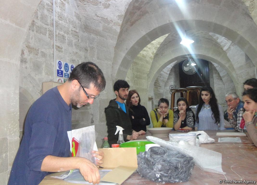 Мастер-класс израильского художника в Баку: керамика и мотивы азербайджанского ковра (ФОТО)