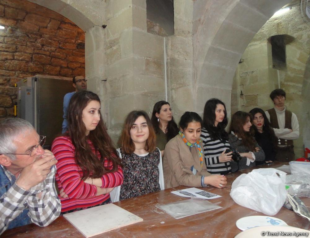 Мастер-класс израильского художника в Баку: керамика и мотивы азербайджанского ковра (ФОТО)