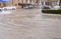 Сильный дождь создал проблемы на дорогах Баку (ФОТО/ВИДЕО)