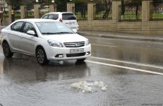 Сильный дождь создал проблемы на дорогах Баку (ФОТО/ВИДЕО)