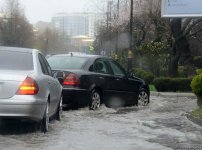 Сильный дождь создал проблемы на дорогах Баку (ФОТО/ВИДЕО)