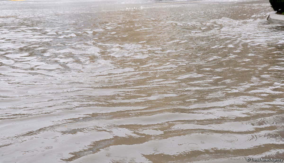 Сильный дождь создал проблемы на дорогах Баку (ФОТО/ВИДЕО)