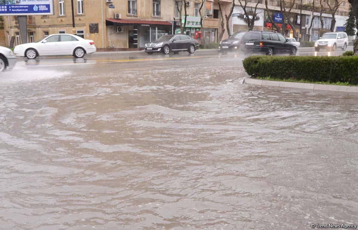 Сильный дождь создал проблемы на дорогах Баку (ФОТО/ВИДЕО)