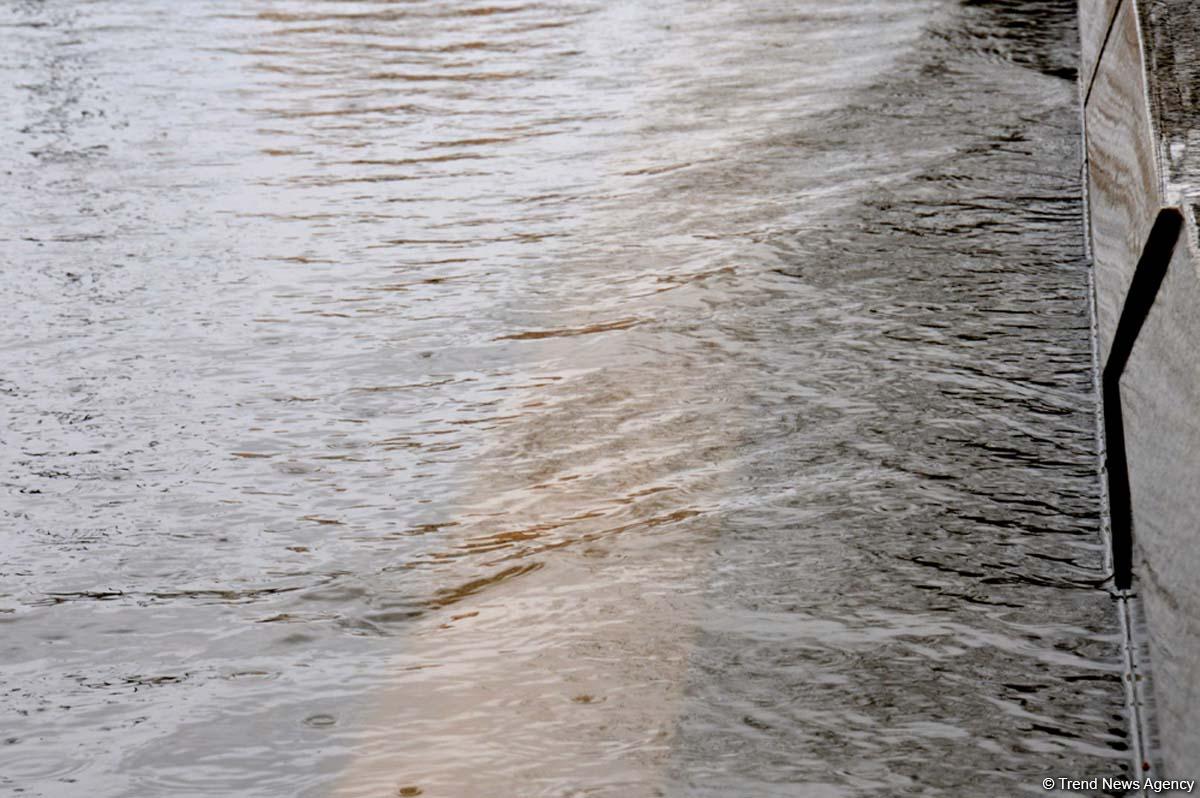 Сильный дождь создал проблемы на дорогах Баку (ФОТО/ВИДЕО)