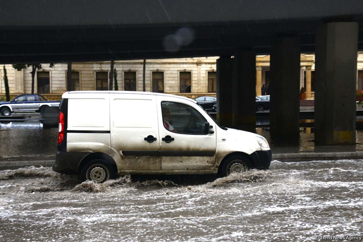 Сильный дождь создал проблемы на дорогах Баку (ФОТО/ВИДЕО)