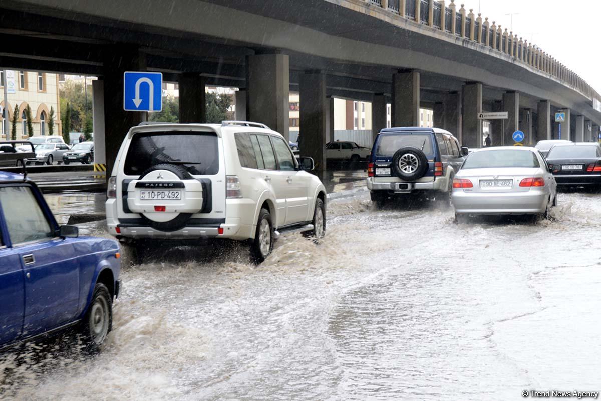 Сильный дождь создал проблемы на дорогах Баку (ФОТО/ВИДЕО)