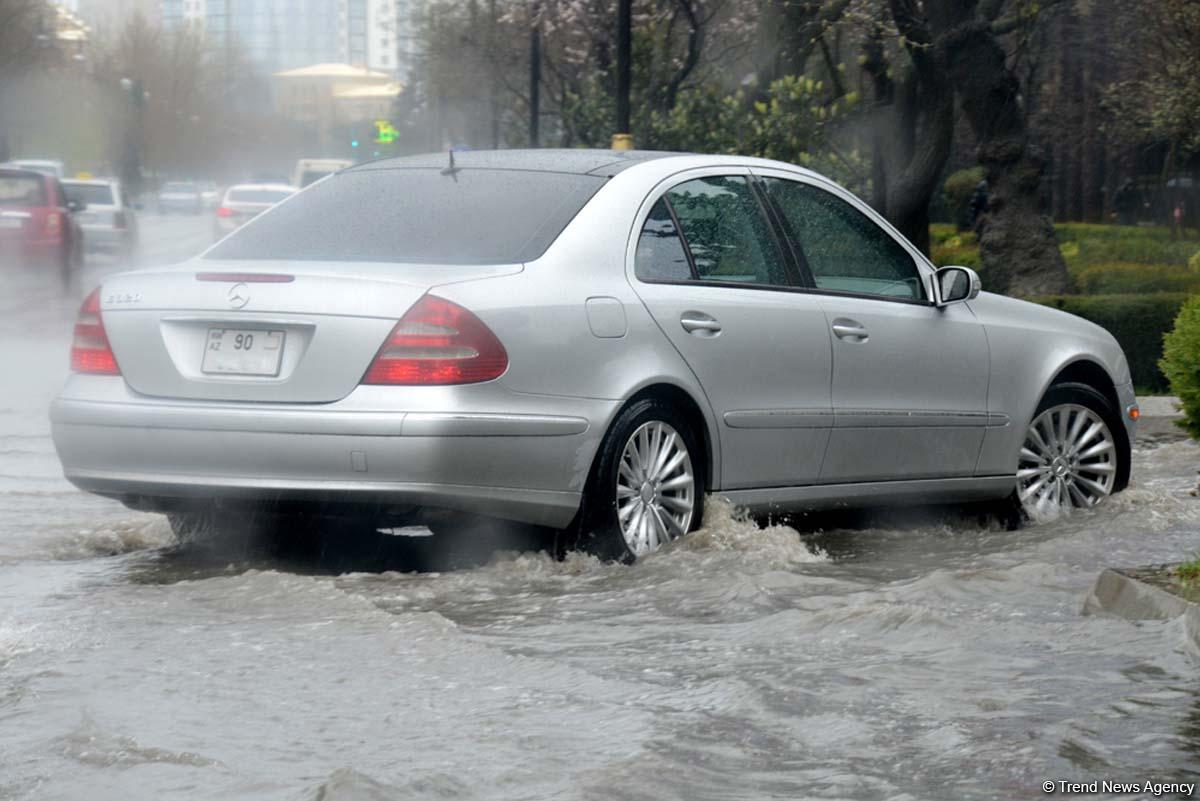 Сильный дождь создал проблемы на дорогах Баку (ФОТО/ВИДЕО)