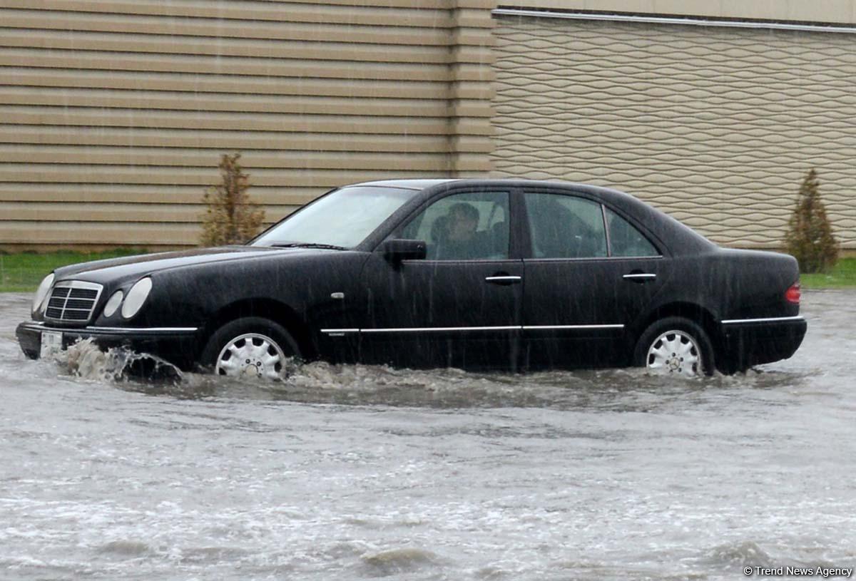 Сильный дождь создал проблемы на дорогах Баку (ФОТО/ВИДЕО)