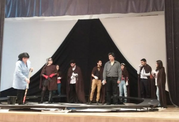 Бакинским студентам показали спектакль Günahsız Günahkarlar (ФОТО)