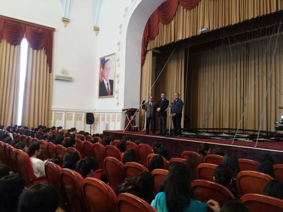 Бакинским студентам показали спектакль Günahsız Günahkarlar (ФОТО)