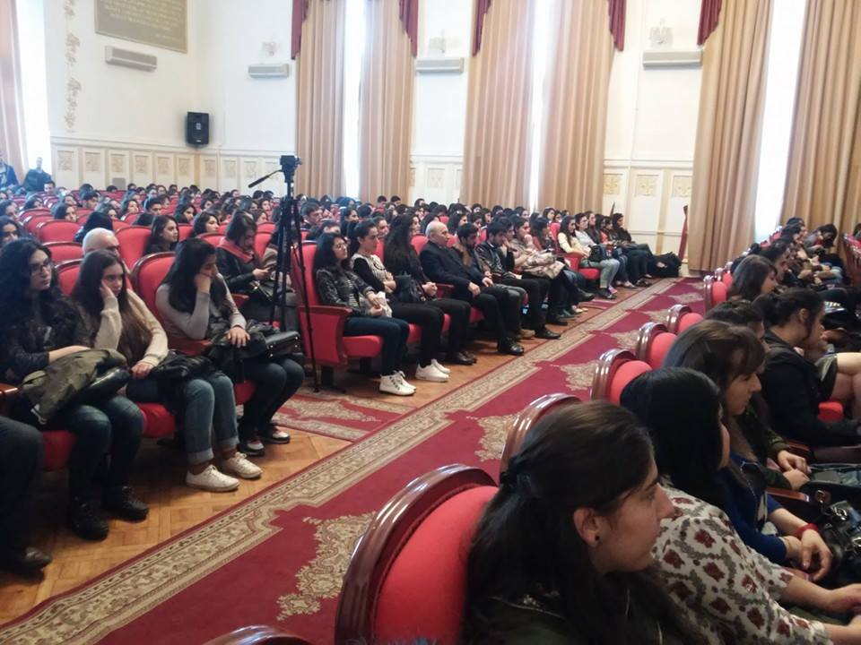 Бакинским студентам показали спектакль Günahsız Günahkarlar (ФОТО)