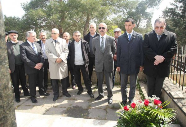 В Баку почтили память актера и режиссера Джейхуна Мирзоева (ФОТО)