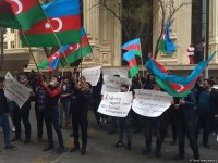 Группа молодежи вновь провела акцию протеста перед домом Али Керимли (ФОТО)